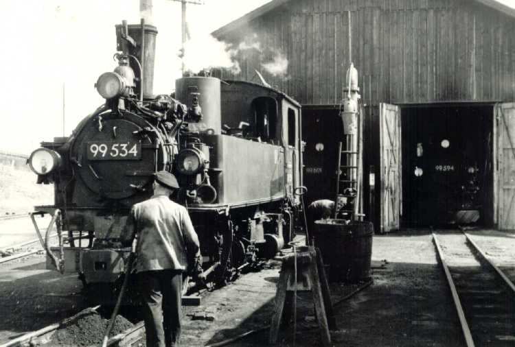 Im Sommer 1968 haben sich 99 534, 99 601 und 99 594 in Schönheide Mitte versammelt. Foto: L. Barche