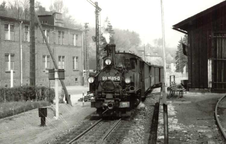 In den Bahnhof Kirchberg fährt die 99 581 1971 mit einem Personenzug ein. Foto: B. Colditz